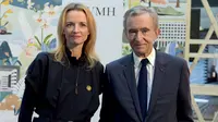 Chairman, sekaligus Chief Executive LVMH Bernard Arnault&nbsp;bersama putrinya&nbsp;Delphine Arnault berpose setelah presentasi program "Life" (LVMH Initiatives For the Environment) pada 25 September 2019 di kantor pusat LVMH di Paris. (ERIC PIERMONT/AFP)