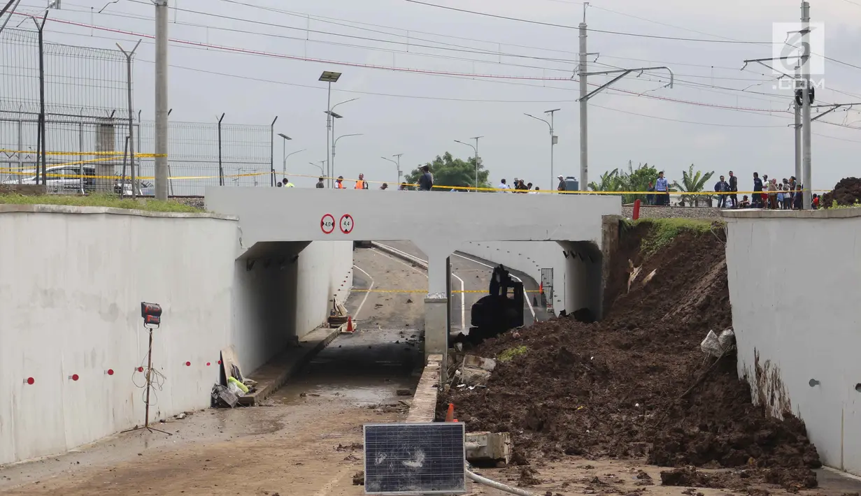 Kondisi longsor yang terjadi di underpass Perimeter Bandara Soekarno-Hatta, Cengkareng (6/2). Kecelakaan akibat tanah longsor berlangsung pukul 17.00 pada Senin 5 Februari 2018 di perimeter selatan. (Liputan6.com/Angga Yuniar)