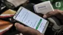 Petugas memeriksa data pengojek daring melalui aplikasi sebelum pemeriksaan rutin di Posko Aman Covid-19, Jakarta, Selasa (11/8/2020). Posko Aman Covid-19 rutin digelar untuk memeriksa kesehatan ojol guna mencegah penyebaran corona selama beroperasi di masa pandemi. (merdeka.com/Iqbal Nugroho)