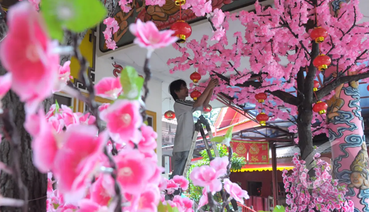 Seorang petugas tampak mendekorasi Vihara Amurva Bhumi, Jakarta, Sabtu (14/02/2015). Menjelang imlek sejumlah kelenteng mulai dipercantik (Liputan6.com/Andrian M Tunay)