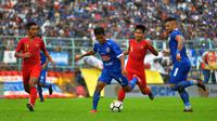 Winger Arema, Nasir, dikawal Kadek Agung dan Witan Sulaiman pada duel uji coba di Stadion Kanjuruhan, Kabupaten Malang, Minggu (10/2/2019). (Bola.com/Iwan Setiawan)