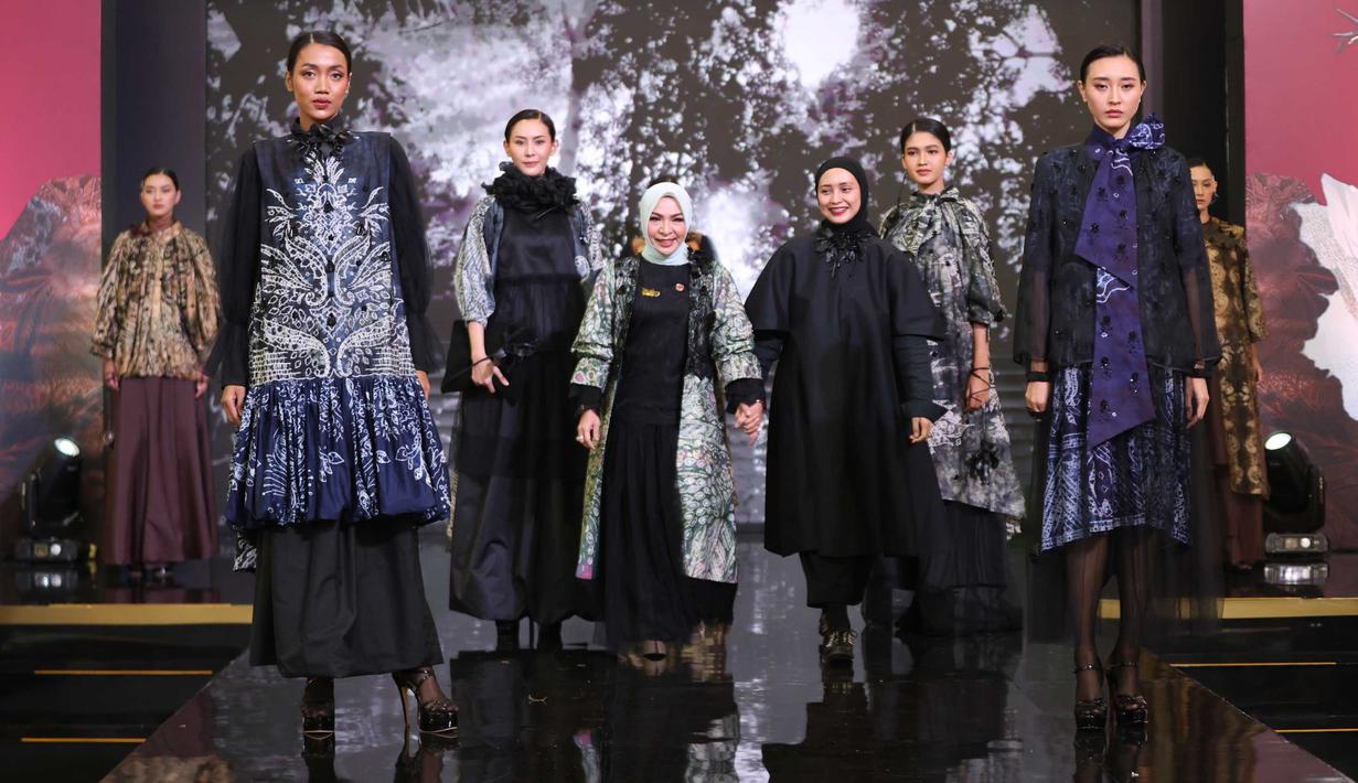 Parade Wastra Nusantara 2025 juga menampikan fashion show dari designer ternama, kompetisi tata wastra, hingga galeri yang menjual beragam produk wastra yang bisa dibeli selama acara. (KapanLagi.com/Budy Santoso)