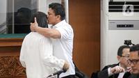 Terdakwa kasus pembunuhan Brigadir Nopriansyah Yosua Hutabarat atau Brigadir J, Ferdy Sambo mencium istrinya yang juga terdakwa dalam kasus tersebut Putri Candrawathi saat akan menjalani sidang lanjutan di Pengadilan Negeri Jakarta Selatan, Selasa (8/11/2022). Ferdy Sambo dan Putri Candrawathi kembali menjalani sidang secara berbarengan pada hari ini. (Liputan6.com/Faizal Fanani)