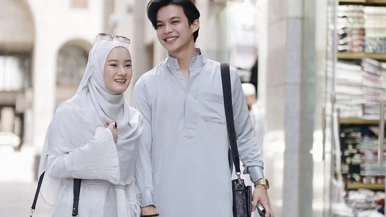 Bersama puluhan pelanggan dan mitra Scarlett, Rey Mbayang dan Dinda Hauw lakukan Umrah. Berikut tampilannya