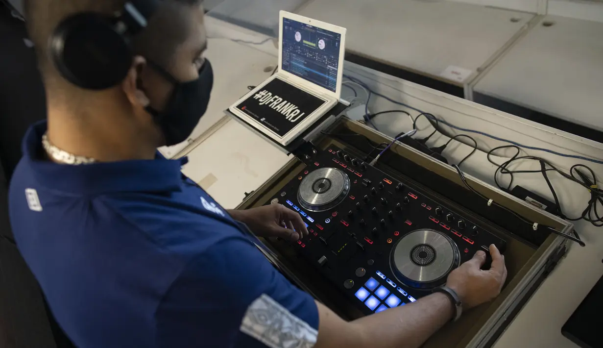 DJ Franklin Scheleger (29) memainkan suara dan lagu menyerupai gemuruh suporter selama pertandingan antara Fluminense dan Atletico Goianiense dalam babak lanjutan Kejuaraan Brasil di Stadion Maracana, Rio de Janeiro, Brasil, pada 2 September 2020. (AFP/Mauro Pimentel)