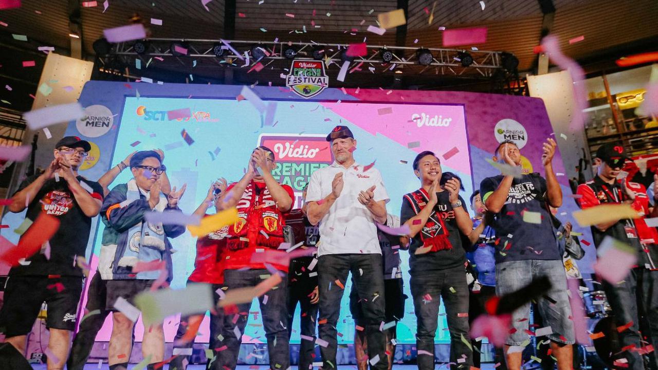Kiper legendaris Manchester United, Peter Schmeichel, foto bersama fans saat menghadiri acara Vidio Premier League Festival di Cilandak Town Square, Jakarta, Sabtu (5/8/2023).