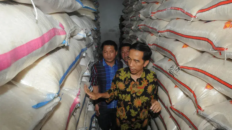 Aksi Jokowi Saat Cek Beras di Pasar Cipinang