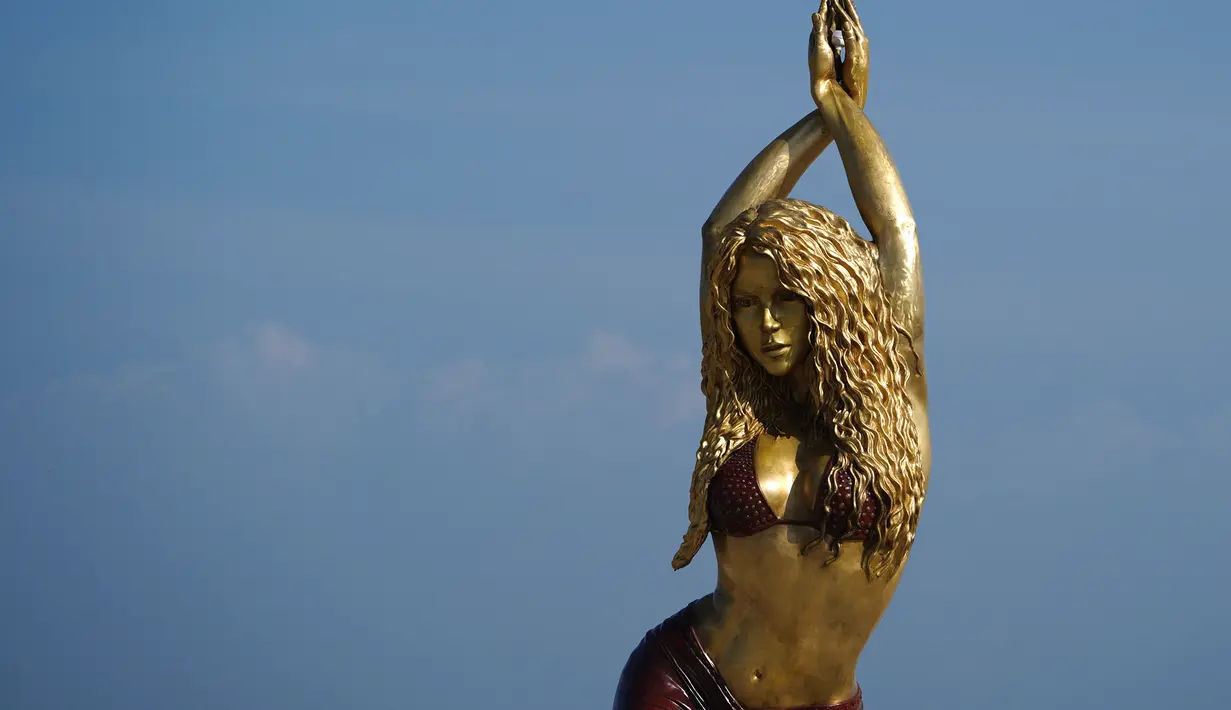 <p>Pemerintah Kota Barranquilla, kampung halaman penyanyi asal Kolombia, Shakira membangun patung perunggu setinggi 6,5 meter (21,3 kaki) untuk menghormati sang diva. (STR / AFP)</p>
