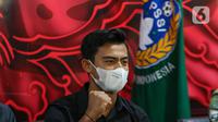 Pratama Arhan berpose saat menghadiri jumpa pers menjelang keberangkatan menuju Jepang di kantor PSSI, Jakarta, Jumat (4/3/2022). Pratama Arhan yang sebelumnya bermain untuk PSIS Semarang resmi bergabung ke klub bola Jepang (J League), Tokyo Verdy. (Liputan6.com/Herman Zakharia)