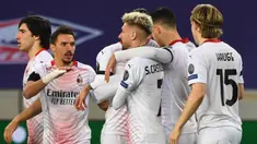 Pemain AC Milan merayakan gol yang dicetak Samuel Castillejo Azuaga ke gawang Lille pada laga lanjutan Liga Europa di Stade Pierre Mauroy, Jumat (27/11/2020) dini hari WIB. AC Milan bermain imbang 1-1 menghadapi Lille. (AFP/Dennis Charlet/pool)