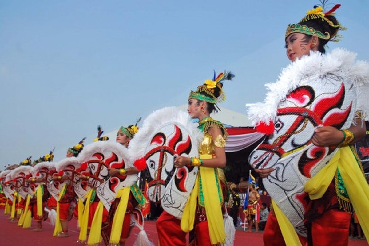 Kemolekan penari cantik 1.000 Barong Nusantara di Kediri