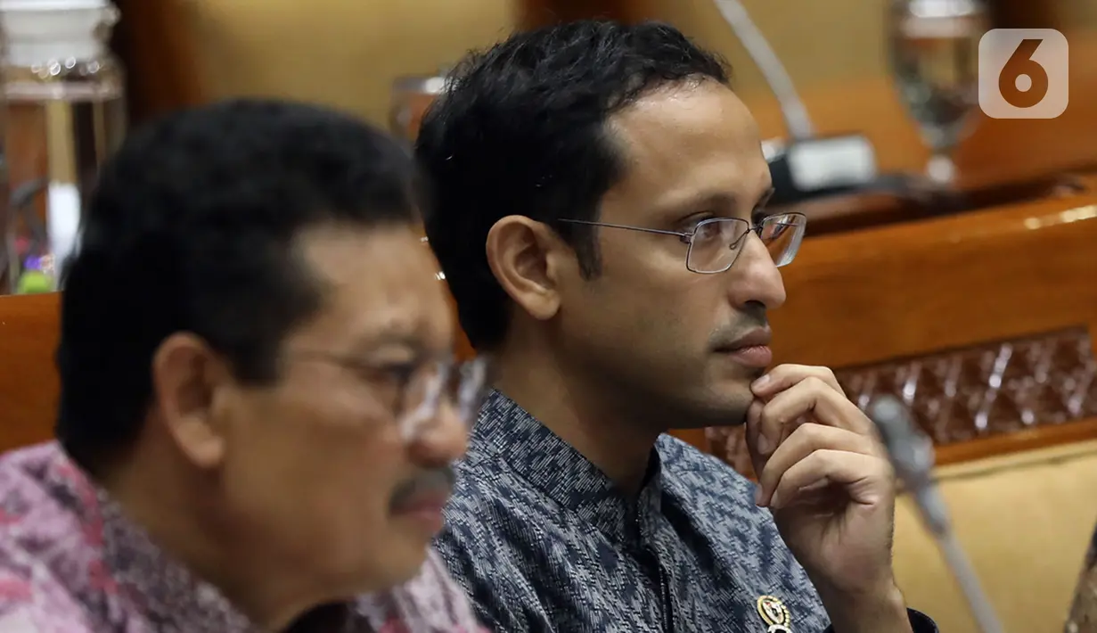 Menteri Pendidikan dan Kebudayaan (Mendikbud), Nadiem Makarim (kanan) mengikuti rapat kerja dengan Komisi X DPR di Kompleks Parlemen Senayan, Jakarta, Rabu (6/11/2019). Rapat membahas soal perkenalan dan membahas program kerja. (Liputan6.com/Johan Tallo)