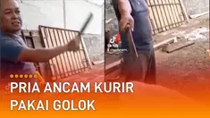 Pria itu mengeluh ke kurir sambil menenteng golok, membuat kurir takut.