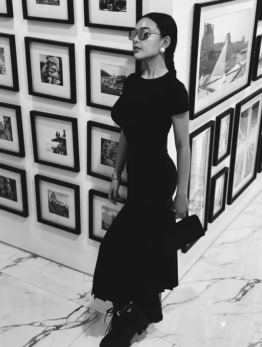 Menggenakan dress ketat berwarna hitam, Amanda Manopo terlihat edgy dengan boots dan handbag. Rambutnya dikepang dan sun glasses menambah pesona mahalnya [@amandamanopo]