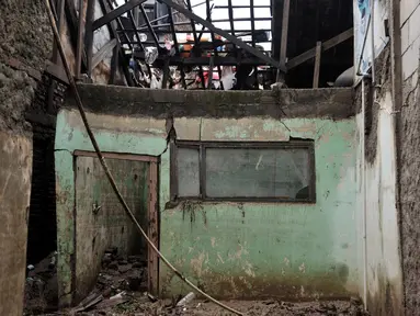 Kondisi rumah salah satu warga yang rusak pascabanjir di kawasan Rawajati, Pancoran, Jakarta, Minggu (5/1/2020). Puluhan rumah warga yang berada di bantaran Kali Ciliwung itu mengalami kerusakan parah dan dipenuhi sampah serta lumpur akibat terjangan banjir. (merdeka.com/Iqbal Nugroho)