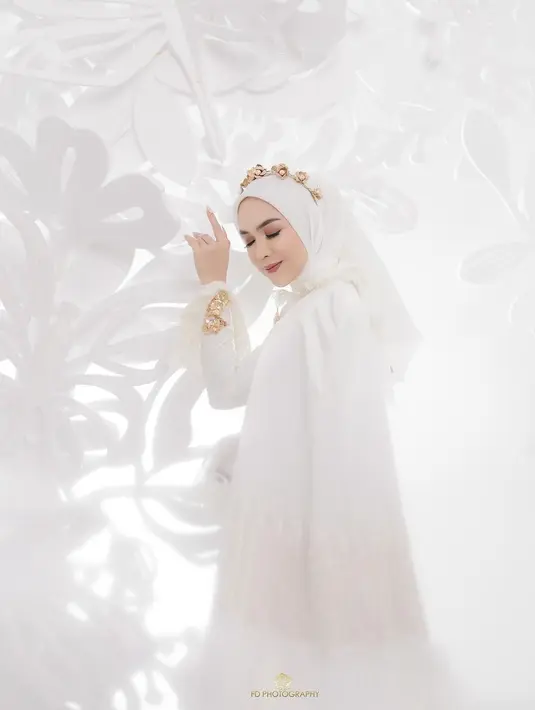 Ria Ricis tampil dengan busana serba putih dengan touch of gold yang lembut [@fdphotography90]