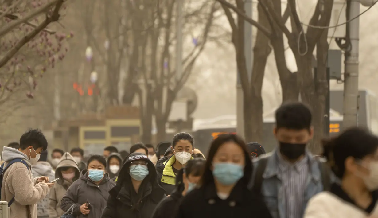 Badai pasir yang parah telah melanda Beijing menyelimuti wilayah itu dengan awan tebal debu oranye dan menjadikan polusi udara melonjak ke tingkat berbahaya, kata otoritas cuaca negara itu. (AP Photo/Mark Schiefelbein)