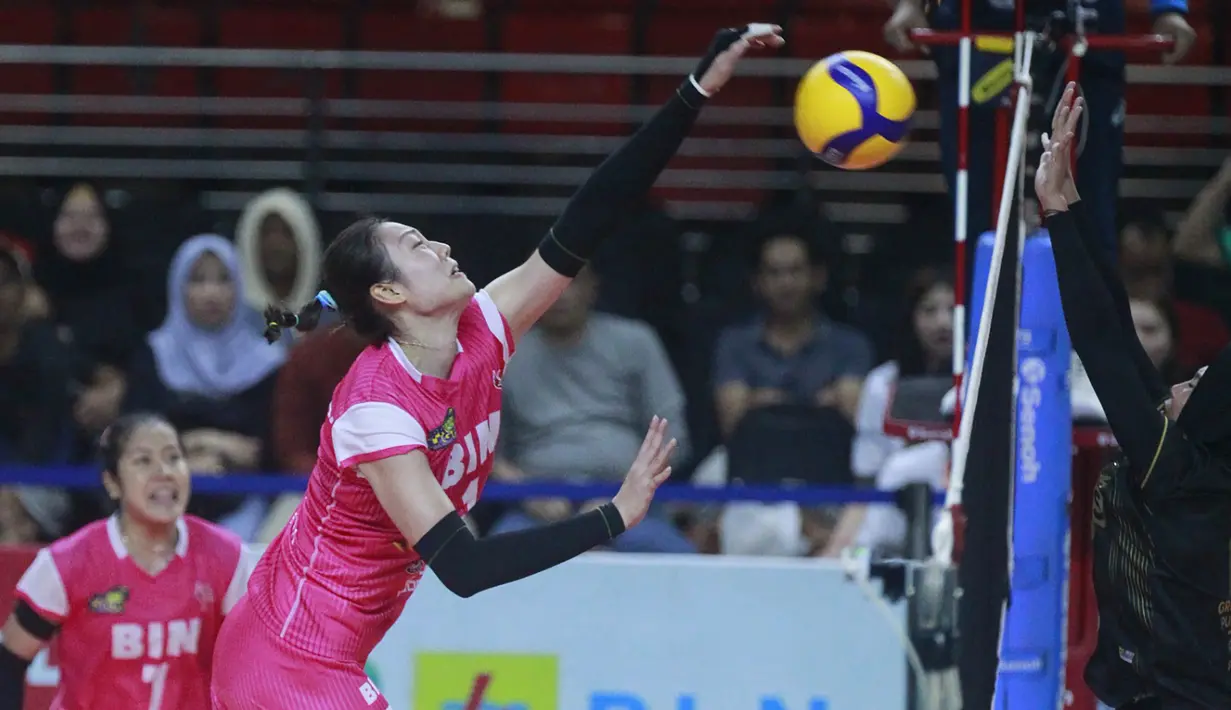 Pemain Jakarta BIN, Chen Peiyan (kiri) berusaha menyeberangkan bola ke area permainan Gresik Petrokimia Pupuk Indonesia pada laga Final Four Proliga 2023 yang berlangsung di GOR Jatidiri, Semarang, Jawa Tengah, Kamis (2/3/2023) malam WIB. Jakarta BIN menang 3-2 (25-18, 23-25, 25-20, 21-25 dan 15-13). (Dok. Proliga 2023)