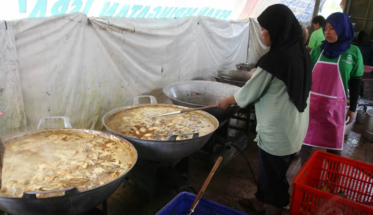 Menu yang dimasak berbeda-beda setiap hari. Mulai dari ayam goreng, telur balado, pepes ikan, dan lain-lain, Jakarta, Kamis (10/7/14). (Liputan6.com/Faizal Fanani)