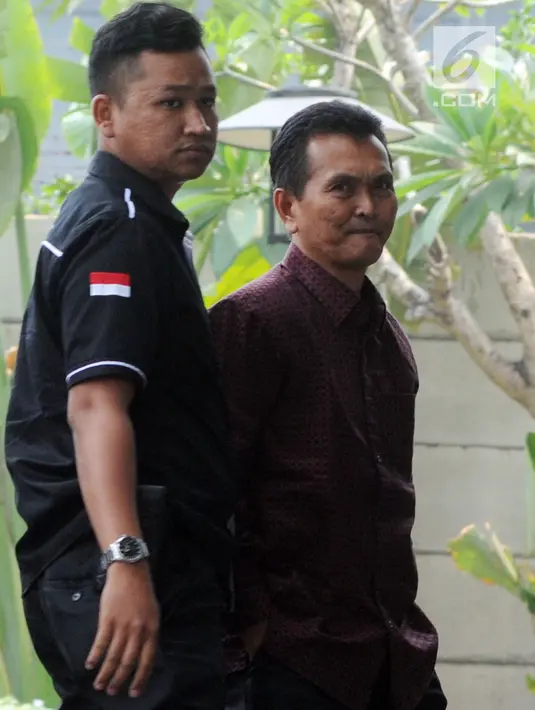 Mantan anggota DPRD Sumatera Utara (Sumut), Musdalifah yang ditangkap oleh penyidik tiba di gedung KPK, Jakarta, Senin (27/8). Musdalifah merupakan tersangka dugaan penerimaan suap dari mantan Gubernur Sumut Gatot Pujo Nugroho. (Merdeka.com/Dwi Narwoko)