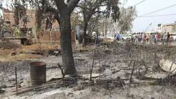 Warga menyaksikan vegetasi hangus di El Kala, di wilayah El Tarf, dekat perbatasan utara Aljazair-Tunisia, Kamis (18/8/2022). Kebakaran yang melanda di hutan Aljazair timur telah menewaskan sedikitnya 26 orang, menurut untuk "laporan sementara" oleh menteri dalam negeri negara Afrika utara itu. (AP Photo/Mohamed Ali)
