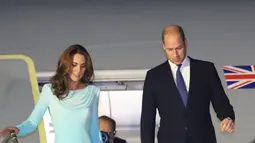 Pangeran William dan Kate Middleton tiba di Pangkalan Udara Nur Khan, Islamabad, Senin (14/10/2019). Kate memakai gaun bergaya shalwar kameezsebutan baju tradisional Pakistan,  sebagai penghormatannya untuk negara muslim tersebut. (Pakistan Foreign Ministry/AFP)