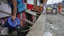 Warga menuangkan air bersih dari jerigen kedalam ember di kawasan Kampung Bandan, Jakarta, Selasa (28/7/2015). Sulitnya mendapatkan air bersih membuat warga membeli air Rp.2000 per jerigen untuk memenuhi kebutuhan hidupnya. (Liputan6.com/Faizal Fanani)