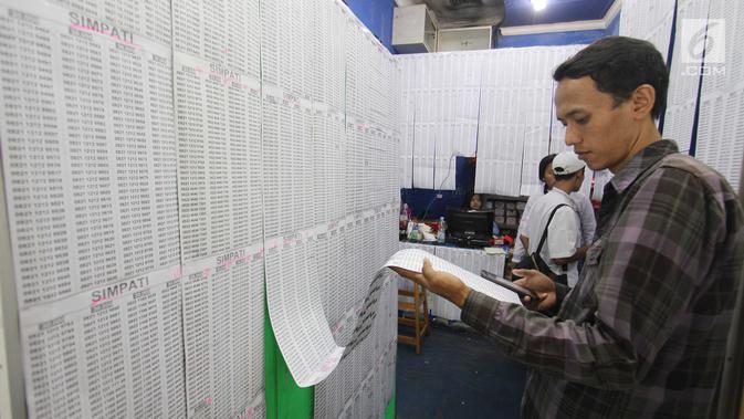 Calon pembeli memilih nomor selular prabayar baru di Jakarta, Jumat (3/11). Batas akhir registrasi ulang kartu SIM yang divalidasi dengan NIK KTP dan nomor KK ini adalah pada 28 Februari 2018. (Liputan6.com/Angga Yuniar)