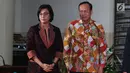 Menteri Keuangan Sri Mulyani (kiri) bersama Direktur Jenderal Pajak Robert Pakpahan saat memberikan apresiasi dan penghargaan kepada 30 Wajib Pajak (WP) di Jakarta, Rabu (13/3). (Liputan6.com/JohanTallo)