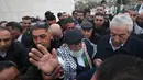 Fuad Shubaki yang merupakan tahanan Palestina berusia 83 tahun tiba untuk mengunjungi makam mendiang pemimpin Palestina Yasser Arafat setelah dibebaskan dari penjara Israel usai menjalani hukuman 17 tahun, di kota Ramallah, Tepi Barat, Senin (13/3/2023). Shubaki  dituduh mencoba menyelundupkan senjata dari Iran ke wilayah Gaza melalui kapal Karine A, yang disita oleh Israel di Laut Merah. (AHMAD GHARABLI / AFP)