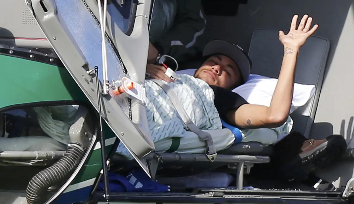 Bintang Brasil Neymar meninggalkan markas latihan timnya di Terespolis dengan menumpang helikopter, Sabtu (5/7/14). (REUTERS/Stringer)