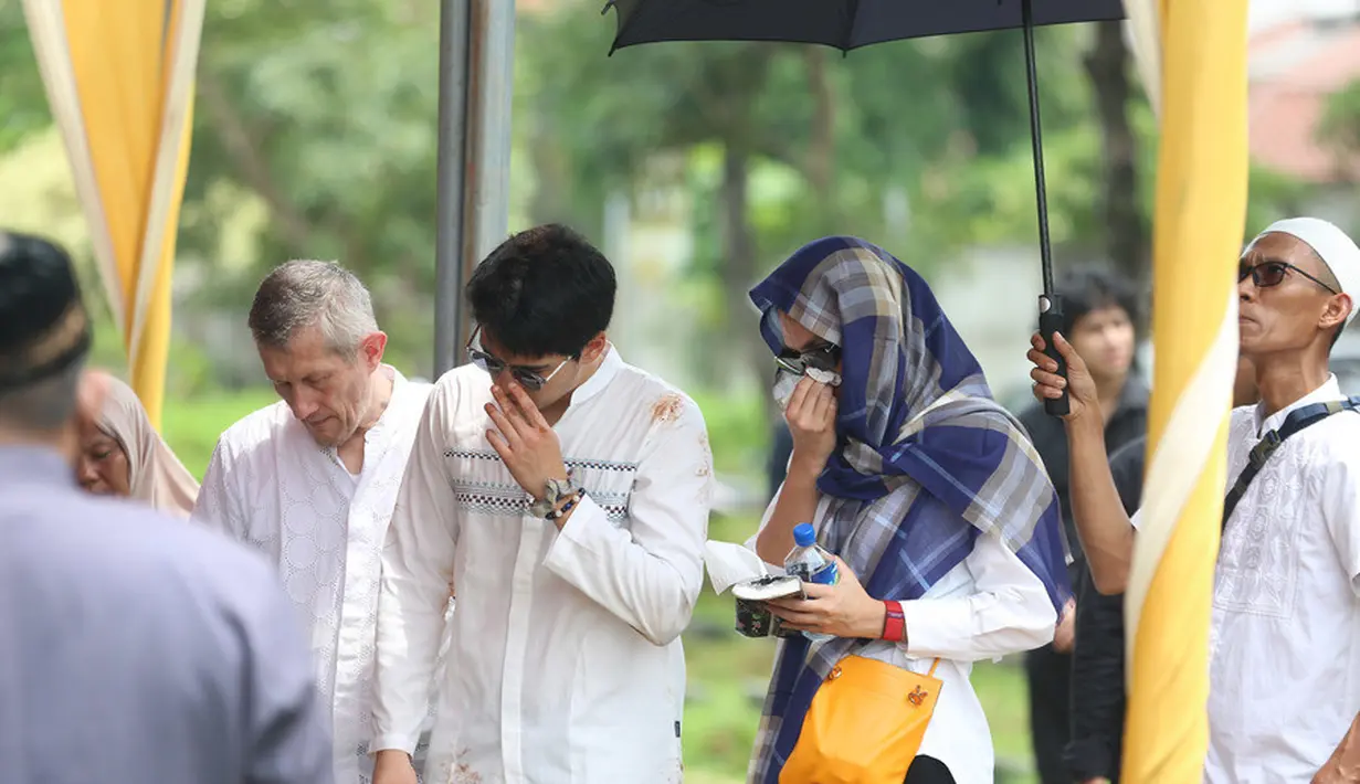 Luna Maya juga meminta doa untuk keluarga Maxime Bouttier dan juga awak media memberikan privasi untuk kekasihnya yang sedang berduka. [KapanLagi.com/Budy Santoso]