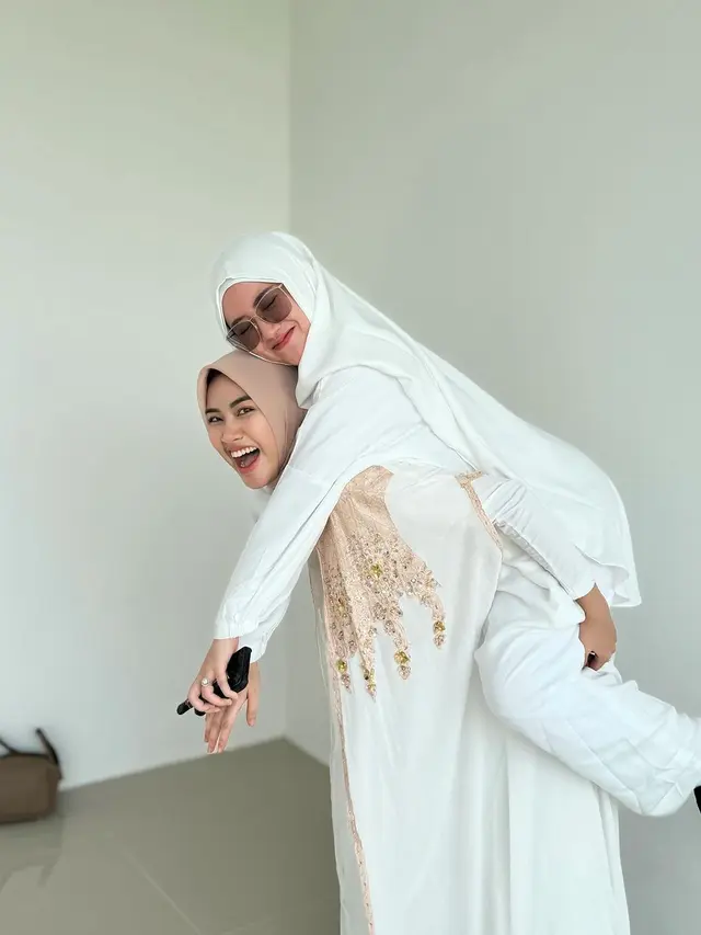 6 Potret Happy Asmara Pakai Busana Muslim Serba Putih, Wajahnya Bikin Pangling