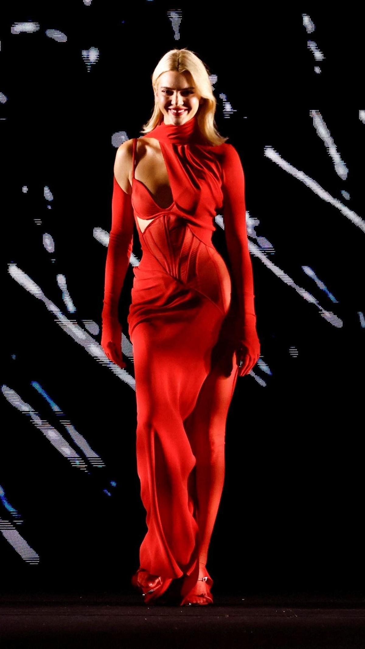 Model Kendall Jenner berpose dalam balutan gaun merah saat tampil dalam acara bertajuk "Walk Your Worth" di Paris. Foto: REUTERS / Johanna Geron