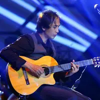 Lelaki kelahiran Surabaya 42 tahun silam ini sengaja memilih lagu ciptaannya yang sempat hitz di zamannya. Lagunya mudah diterima pendengar dan tidak terlalu banyak effort. (Dezmond Manullang/Bintang.com)