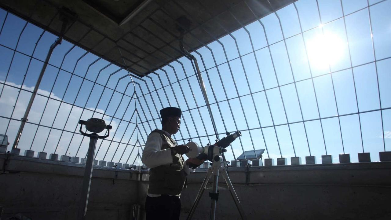 FOTO: Awal Puasa Ramadan Jatuh pada 1 Maret, Ini Momen Tim Hisab Kemenag Teropong Hilal dari Puncak Monas