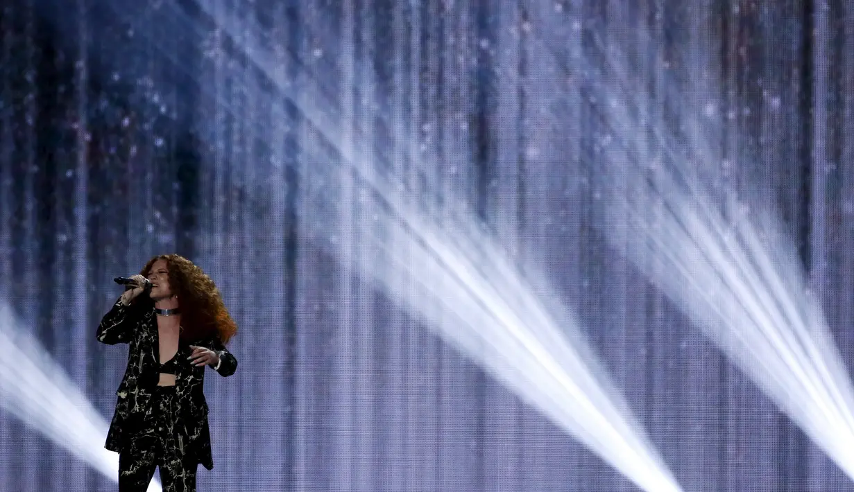 Penyanyi Jess Glynne saat tampil di atas panggung BRIT Awards yang digelar di O2 arena, London, Rabu (24/2/2016). Selain Jess Glynne, sederet musisi terkenal juga memeriahkan ajang penghargaan bergengsi tersebut. (REUTERS/Stefan Wermuth)