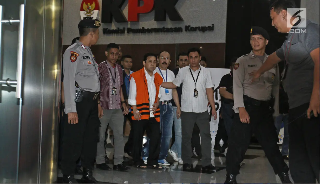 Tersangka kasus korupsi KTP Elektronik Setya Novanto berjalan meninggalkan gedung KPK seusai menjalani pemeriksaan di Jakarta, Senin (20/11). Seusai diperiksa Ketua DPR tersebut dipindahkan dari RSCM Kencana ke rutan KPK. (Liputan6.com/Herman Zakharia)