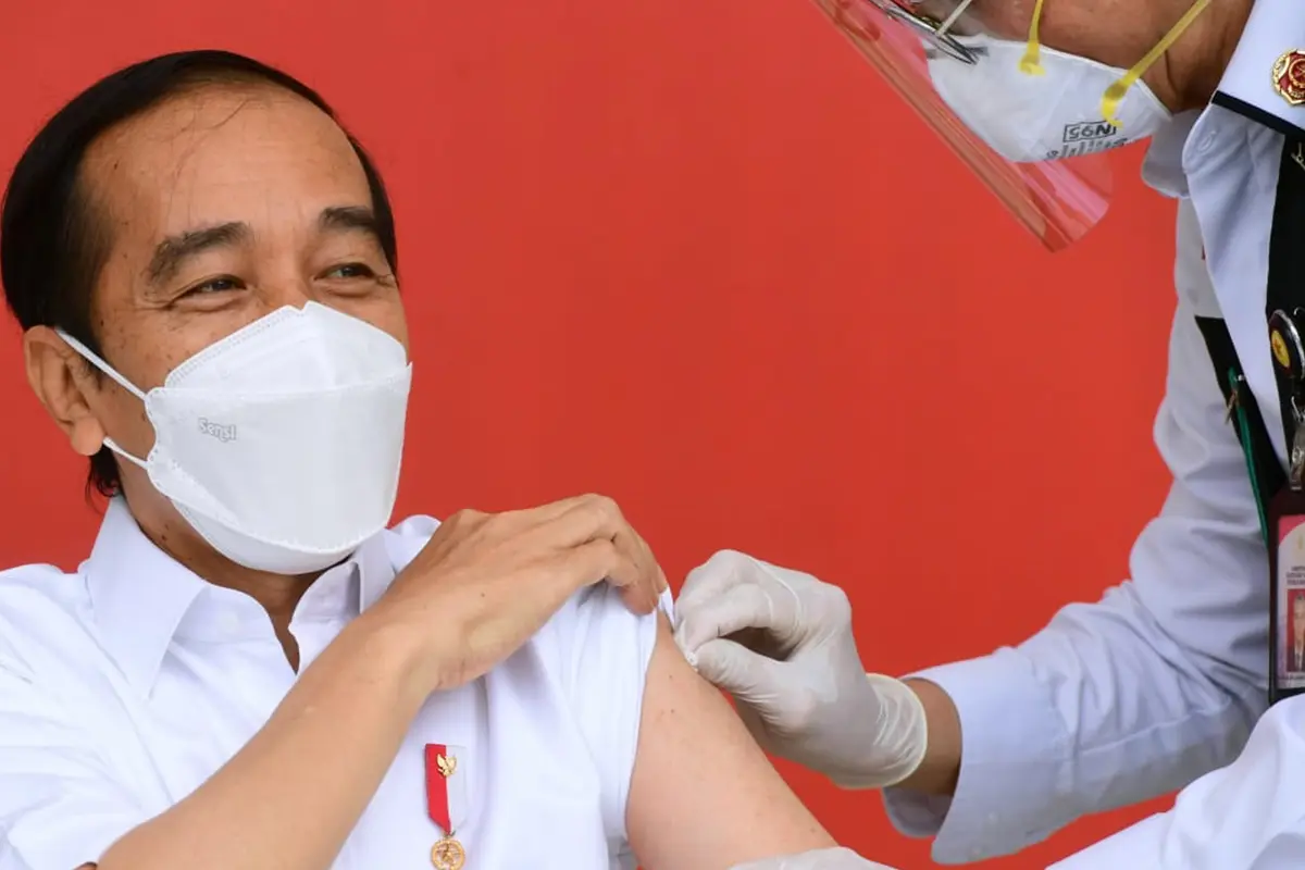 FOTO: Presiden Jokowi Disuntik Vaksin COVID-19 Pertama di Indonesia