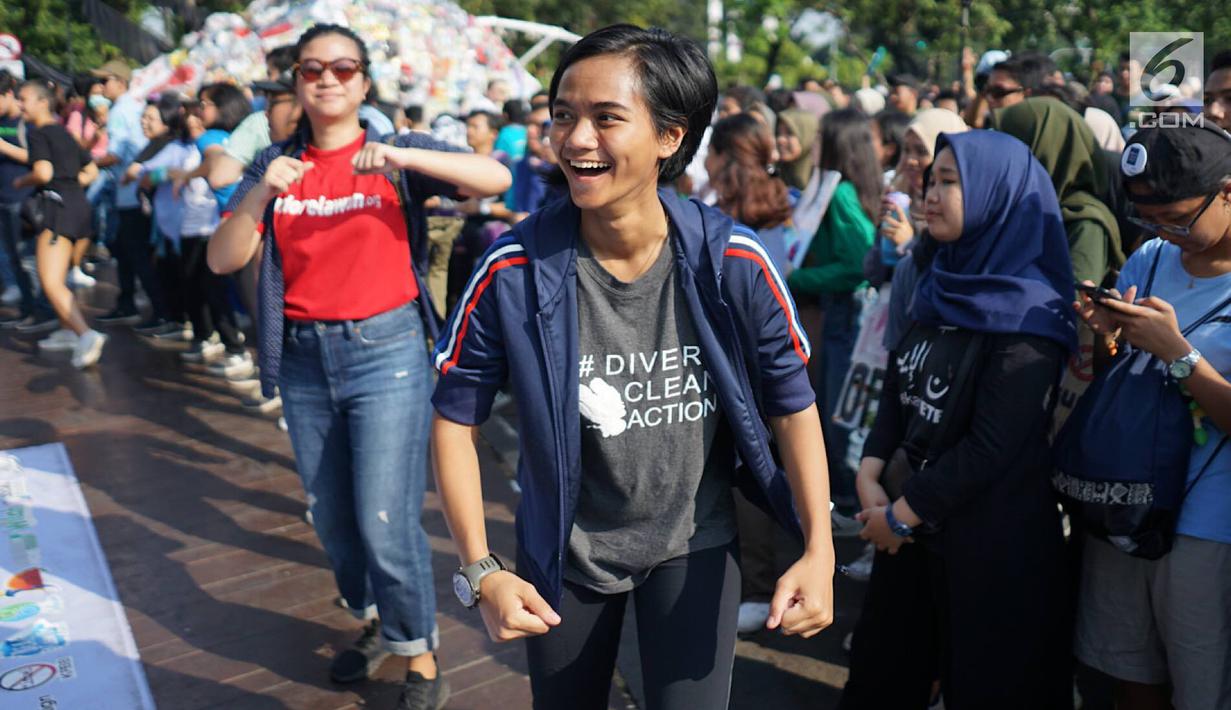 Peserta melakukan tarian Flashmob dalam kegiatan Pawai Tolak Plastik Sekali Pakai di Lapangan Aspirasi Monas, Jakarta, Minggu (21/7/2019). Pawai bebas plastik ini akan menjadi aksi terbesar di Indonesia untuk menolak penggunaan plastik sekali pakai. (Liputan6.com/Immanuel Antonius)