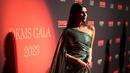 <p>Ansambel spektakuler ini menampilkan jubah satu bahu yang jatuh hingga ke lantai. (Dimitrios Kambouris/Getty Images for DKMS Gala/AFP)</p>
