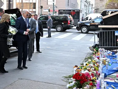 Presiden Amerika Serikat (AS) Joe Biden bersama Ibu Negara Jill Biden tiba untuk meletakkan bunga dan memberikan penghormatan kepada para korban serangan truk pada 1 Januari di tugu peringatan di Bourbon Street, New Orleans, Louisiana, pada 6 Januari 2025. (ROBERTO SCHMIDT/AFP)
