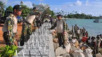 Batalyon Marinir Pertahanan Pangkalan IV Tanjung Pinang mengadakan penanaman terumbu karang tahap kedua di KM 46 Bintan, Riau. (Liputan6.com/Marinir)