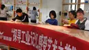 Para wisatawan membaca di sebuah kedai buku yang berada di taman industri budaya Zhongneng, Kota Yulin, Provinsi Shaanxi, China, 19 Oktober 2020. Taman industri budaya bertema batu bara tersebut baru-baru ini telah dibuka untuk umum. (Xinhua/Tao Ming)