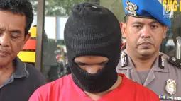 Pelaku pembunuhan PSK Ayu Sinar Agustin alias Ninin (23) tertunduk saat rilis di Mapolsek Semarang Barat, Sabtu (15/9). Pelaku menghabisi korban dengan cara dibekap menggunakan Bantal. (Liputan6.com/Gholib)