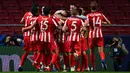 Pemain Atletico Madrid merayakan gol yang dicetak Joao Felix ke gawang Salzburg pada laga Liga Champions 2020/2021 di Estadio Wanda Metropolitano, Rabu (28/10/2020) dini hari WIB. Atletico Madrid menang 3-2 atas Salzburg. (AFP/Gabriel Bouys)