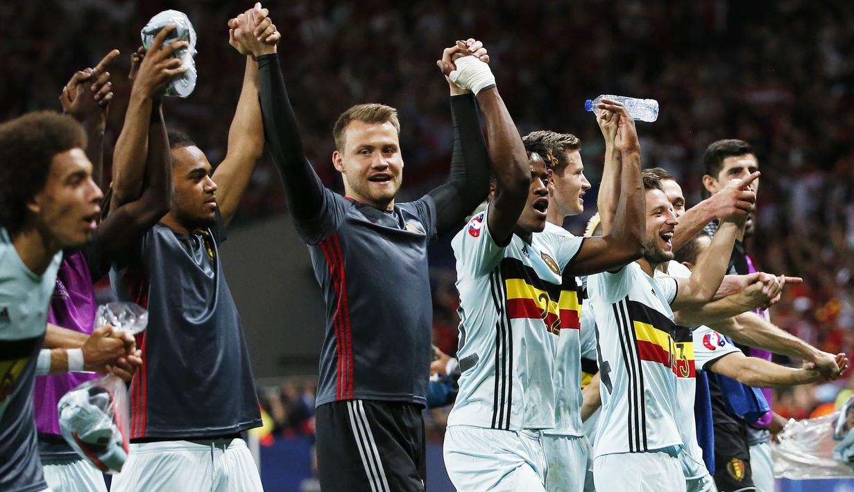Para pemain Belgia merayakan kemenangan atas Hungaria pada babak 16 besar Piala Eropa 2016 di Stadon Municipal, Toulouse, Prancis, Senin (2//2016) dini hari WIB. Belgia menang 4-0. (EPA/Rungroj Yongrit)