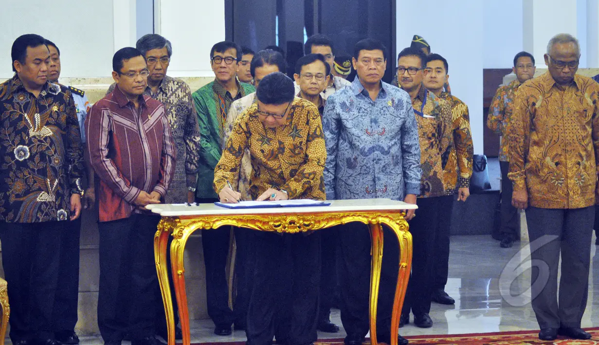 Menteri Dalam Negri, Tjahjo Kumolo menandatangani MoU tentang Gerakan Nasional Penyelamatan SDA di Istana Negara, Jakarta, Kamis (19/3/2015). 29 Kementerian serta 12 pemprov menandatangani MoU tersebut. (Liputan6.com/Faizal Fanani)