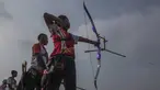 Para pepanah bersiap melepas anak panah saat pemusatan latihan jelang Asian Games XVIII di Lapangan Panahan Senayan, Jakarta, Rabu (6/6/2018). Cabang panahan menargetkan satu medali emas pada Asian Games. (Bola.com/Vitalis Yogi Trisna)
