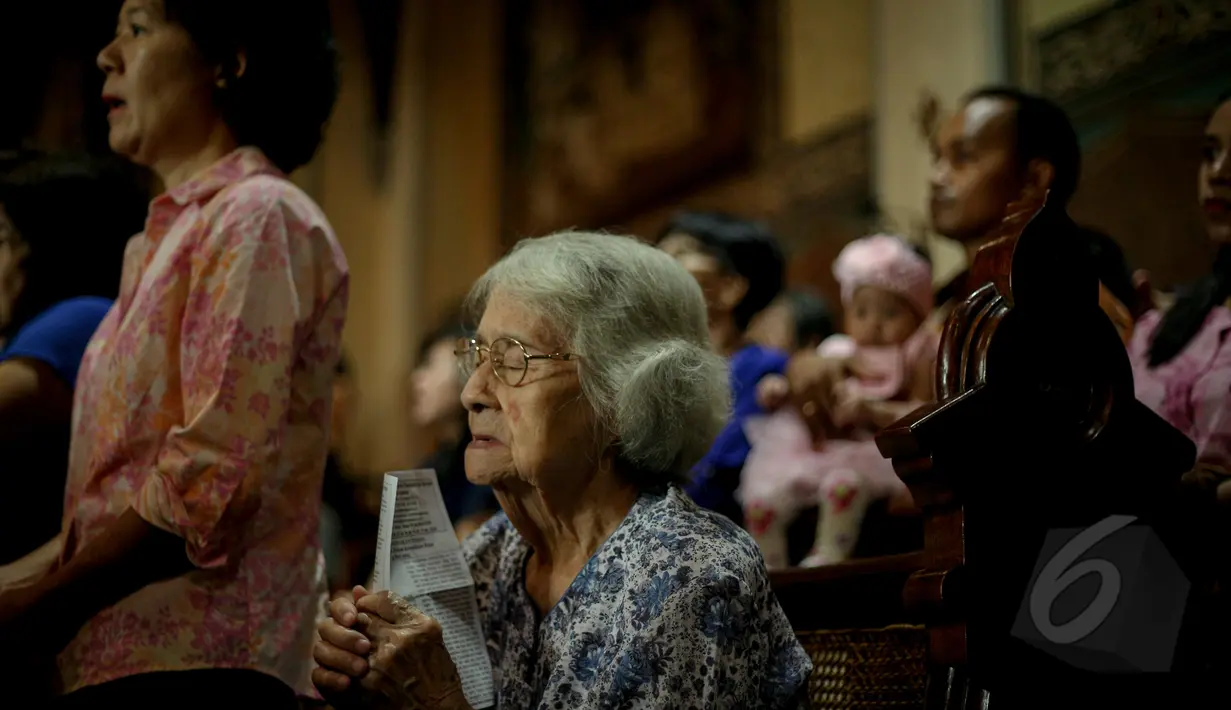 Seorang jemaat tampak khusyuk berdoa memperingati Kenaikan Isa Almasih di Gereja Katedral, Jakarta, Kamis (14/5/2015). (Liputan6.com/Faizal Fanani)